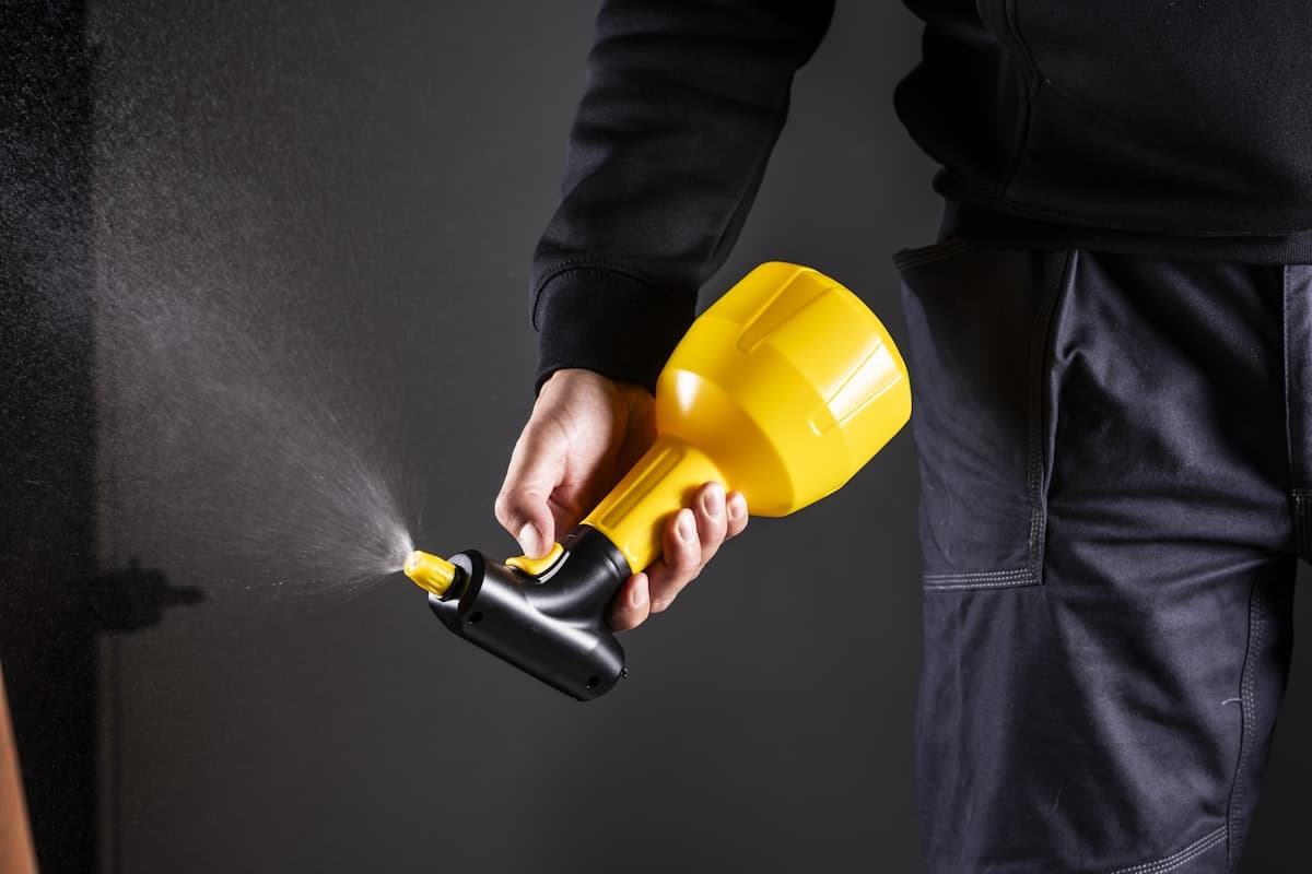 Técnico CleanSOS aplicando dedetização profissional em Juiz de Fora